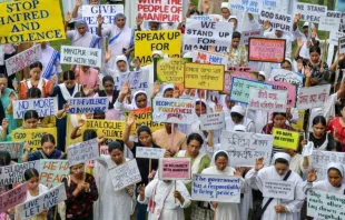 Membros do Fórum Cristão de Assam e do CRI-NEI participam de reunião de oração solidária pela restauração da paz em Manipur, Índia, depois de violência étnica em escola em Guwahati em 24 de junho de 2023.