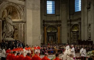 Papa Francisco reza no último sábado (7) em consistório pela criação de 21 novos cardeais na basílica de São Pedro, no Vaticano.