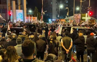 Cristãos libaneses celebram a queda do regime do presidente da Síria, Bashar al-Assad, no último domingo (8).