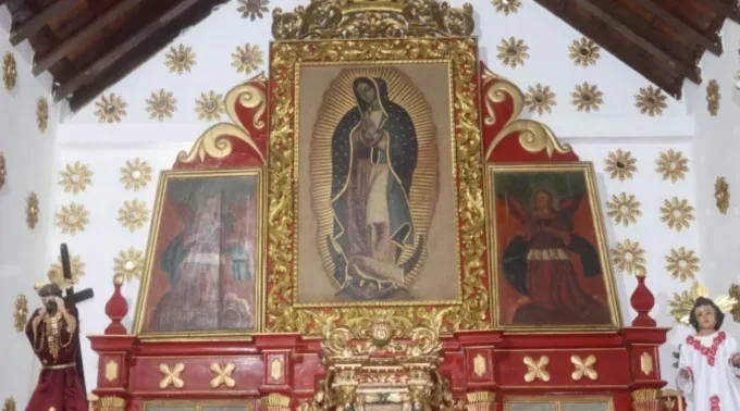 Retábulo do altar-mor da basílica menor de Nossa Senhora de Guadalupe em El Carrizal