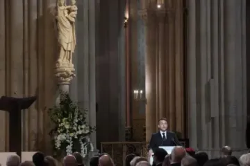 Emmanuel Macron discursa em cerimônia de reabertura de Notre Dame