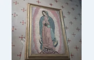 Imagem de Nossa de Guadalupe na catedral de Notre Dame, em Paris.