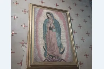 Imagem de Nossa de Guadalupe na catedral de Notre Dame de Paris