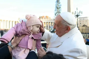 Papa Francisco abençoa bebê em audiência geral no Vaticano