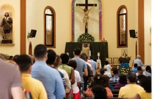 Fila para a comunhão. Imagem referencial.