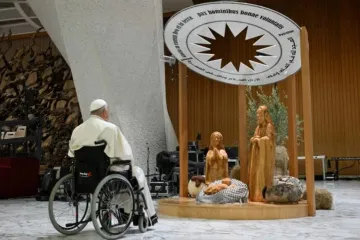 Papa Francisco reza diante de presépio feito por artesãos de Belém