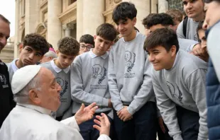 Papa Francisco com jovens em audiência geral no Vaticano.