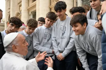 Papa Francisco com jovens em audiência geral no Vaticano