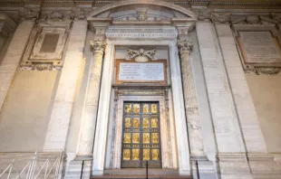 Porta santa da basílica de São Pedro, no Vaticano.