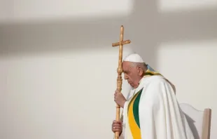 Papa Francisco reza em missa no estádio Rei Balduíno em Bruxelas, Bélgica, em 29 de setembro de 2024.