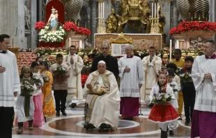 Papa Francisco leva hoje (24) imagem do Menino Jesus para ser colocada em presépio na basílica de São Pedro, no Vaticano, ao fim da missa da véspera de Natal, cercado por crianças com vestes tradicionais de seus países.