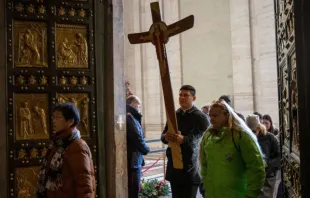 Peregrinos cruzam a porta santa da basílica de São Pedro, no Vaticano.