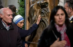 Uma freira das missionárias da Caridade, ordem fundada por santa Teresa de Calcutá, toca ontem (1°)a porta santa da basílica de Santa Maria Maior, em Roma.