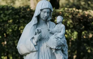 Imagem de Nossa Senhora e do Menino Jesus.