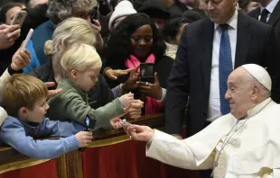 Papa Francisco cumprimenta peregrinos ontem (6) em missa da solenidade da Epifania do Senhor na basílica de São Pedro, no Vaticano.