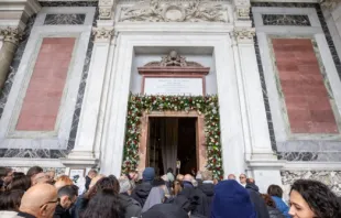Peregrinos cruzam a porta santa da basílica de São Paulo Fora dos Muros, em Roma.