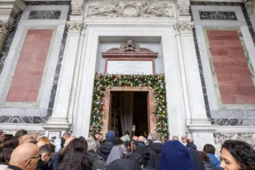 Peregrinos cruzam a porta santa da basílica de São Paulo Fora dos Muros