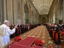 Papa Francisco fala a cardeais e oficiais sênior da Santa Sé em discurso anual de Natal à Cúria Romana em 22 de dezembro de 2024.