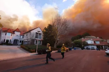 Bombeiros correm enquanto incêndio florestal atinge Pacific Palisades