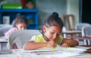 Crianças em escola em Guayaquil, Equador.