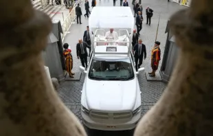 Papa Francisco volta à Cidade do Vaticano depois de audiência geral na praça de São Pedro. Imagem referencial.