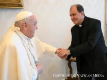 Papa Francisco com braço machucado em audiência privada hoje (16) no Vaticano.