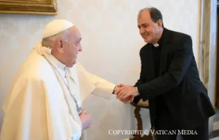 Papa Francisco com braço machucado em audiência privada hoje (16) no Vaticano.