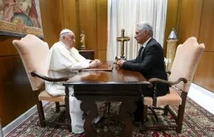 Papa Francisco se encontra com o presidente de Cuba, Miguel Díaz-Canel, no Vaticano em 20 de junho de 2023.