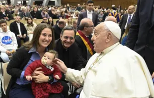 Papa Francisco abençoa bebê em audiência jubilar de sábado na Aula Paulo VI, no Vaticano , em 11 de janeiro de 2025.