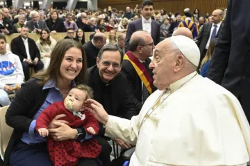 Papa Francisco abençoa bebê em audiência jubilar