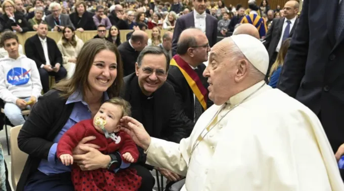 Papa Francisco abençoa bebê em audiência jubilar ?? 