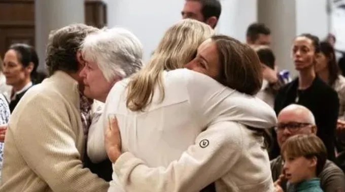 Afetados por incêndio florestal na Califórnia se abraçam em missa especial ?? 