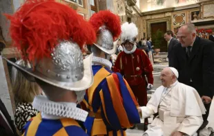 Papa Francisco recebe guardas suíços antes de prestarem juramento no Vaticano em 6 de maio de 2024.