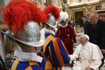 Papa Francisco recebe guardas suíços antes de prestarem juramento no Vaticano em 6 de maio de 2024