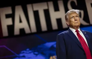 Donald Trump se prepara para fazer o discurso principal na Conferência de Políticas do Caminho para a Maioria da Faith & Freedom Coalition no hotel Washington Hilton em Washington, D.C, em 22 de junho de 2024.