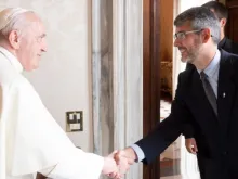 Papa Francisco recebe José David Correa, superior geral do Sodalício de Vida Cristã, no Vaticano em 30 de outubro de 2021.
