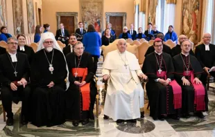 Papa Francisco com delegação ecumênica da Finlândia ontem (20) no Vaticano.