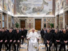Papa Francisco com a comunidade do Almo Collegio Capranica, de Roma.