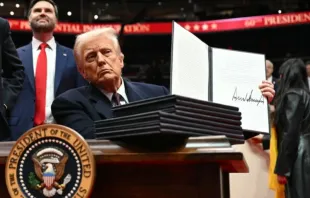 O presidente dos EUA, Donald Trump, segura ordem executiva que assinou ontem (20) em desfile inaugural na Capital One Arena em Washington, D.C., EUA.
