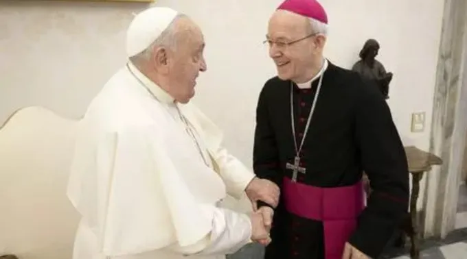 Papa Francisco com dom Athanasius Schneider no Vaticano ?? 