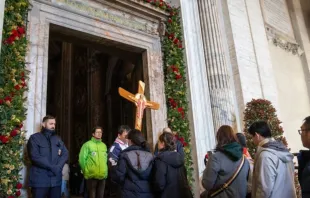 Peregrinos atravessam porta santa da basílica de São Pedro, no Vaticano, no Jubileu da Esperança.