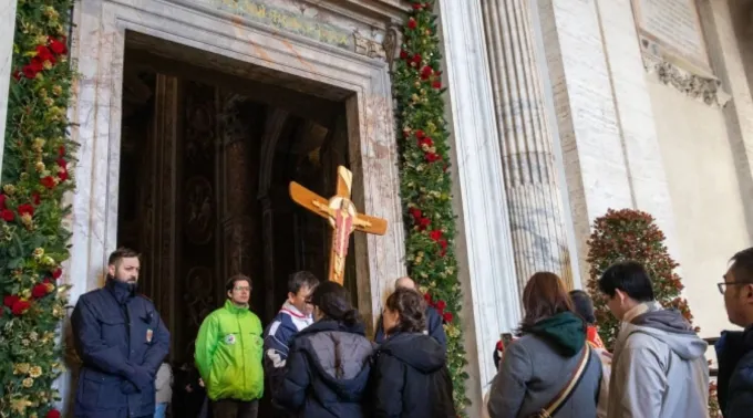 Peregrinos atravessam porta santa da basílica de São Pedro no Jubileu da Esperança ?? 