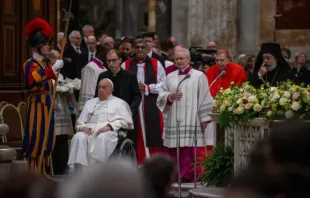 Papa Francisco celebra as vésperas na basílica de São Paulo Fora dos Muros, acompanhado por mestres de cerimônias, marcando a conclusão da Semana de Oração pela Unidade dos Cristãos, no último sábado (25).