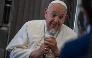 Papa Francisco fala a jornalistas a bordo do avião papal em entrevista coletiva ao retornar  de sua viagem de quase duas semanas pelo Sudeste Asiático em 13 de setembro de 2024.