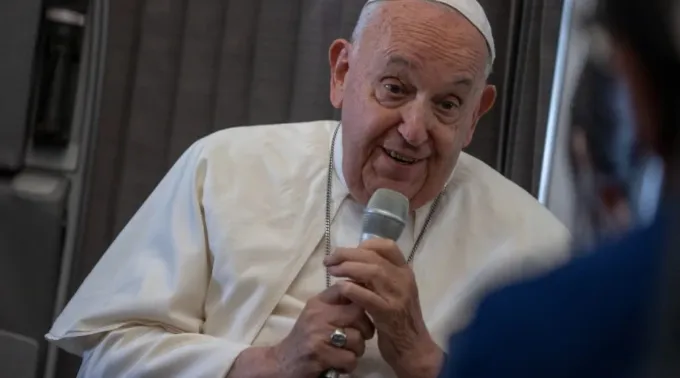 Papa Francisco fala a jornalistas a bordo do avião papal ?? 