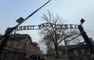 A entrada do campo Auschwitz I.