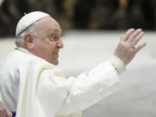 Papa Francisco acena a peregrinos na Aula Paulo VI, no Vaticano, na audiência geral de 15 de janeiro de 2025.