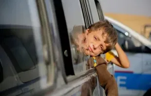 Sírios que eram refugiados no Líbano retornam ao seu país de origem depois de viagem à província de Idlib, controlada pela oposição síria, através da passagem de Aoun al-Dadat, ao norte de Manbij, Síria, em 9 de outubro de 2024.