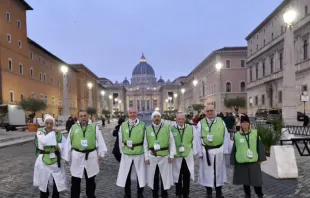 Alguns voluntários templários de todo o mundo em frente à Basílica de São Pedro.