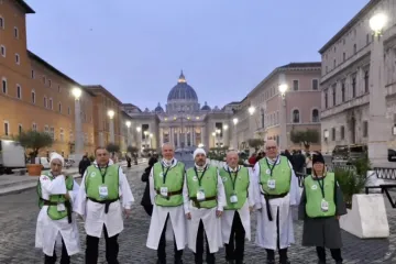 Alguns voluntários templários de todo o mundo em frente à Basílica de São Pedro
